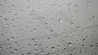 特写镜头雨瀑布挡风玻璃车<strong>水</strong>下降玻璃<strong>水</strong>流玻璃多雨的一天
